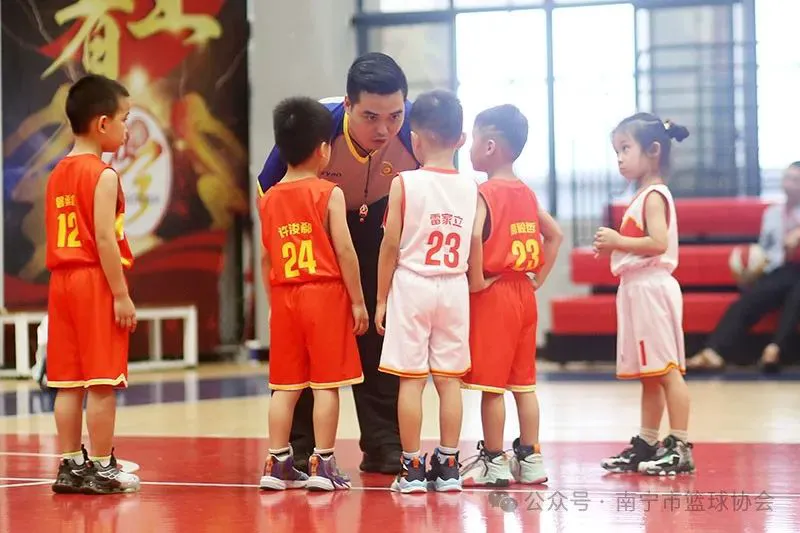 篮球教练如何为不同年龄段的球员制定战术训练方案?_1